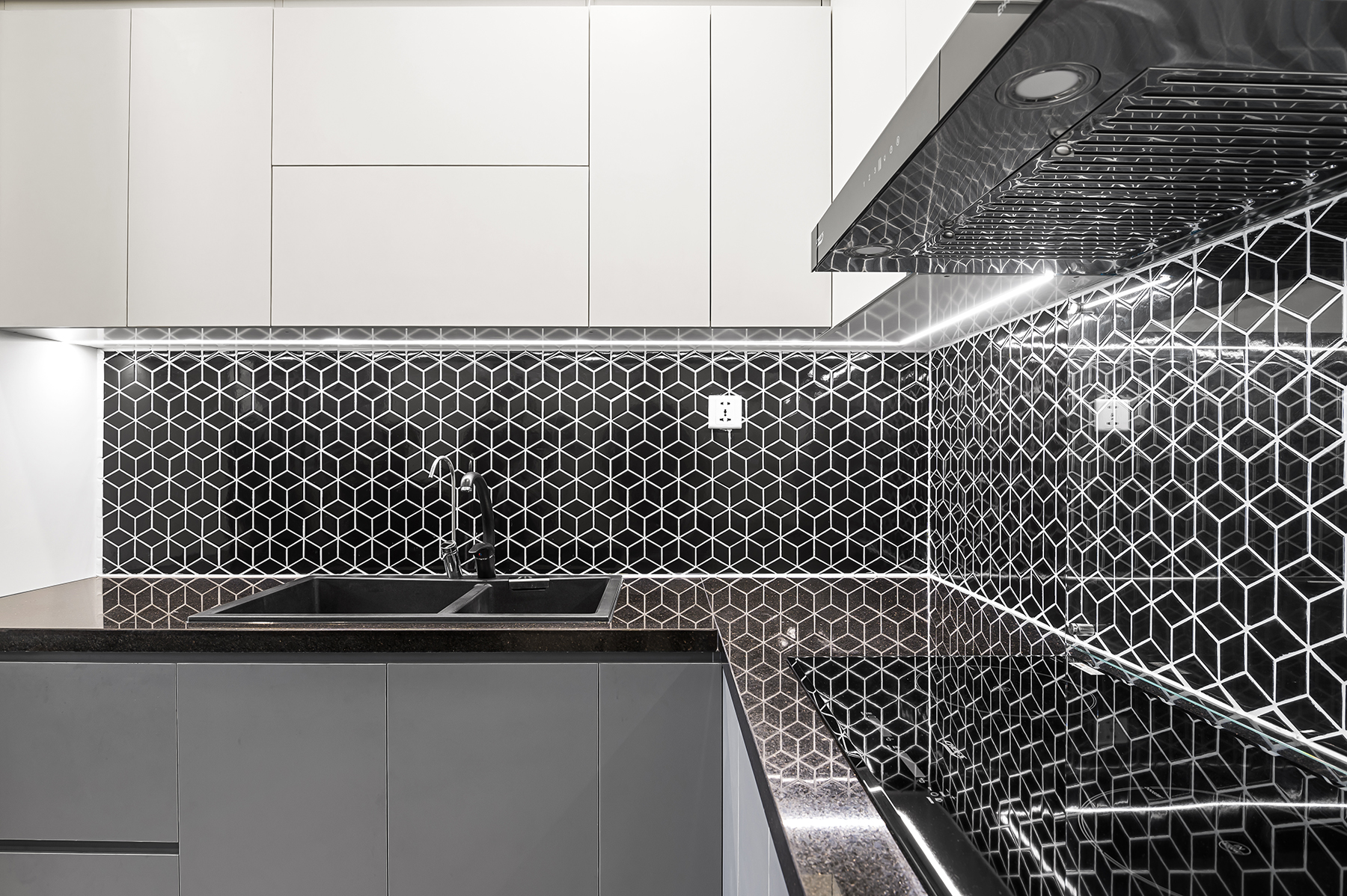 Thiết kế nội thất phòng khách khu bếp với mặt ốp bằng gạch mossaic đen độc đáo