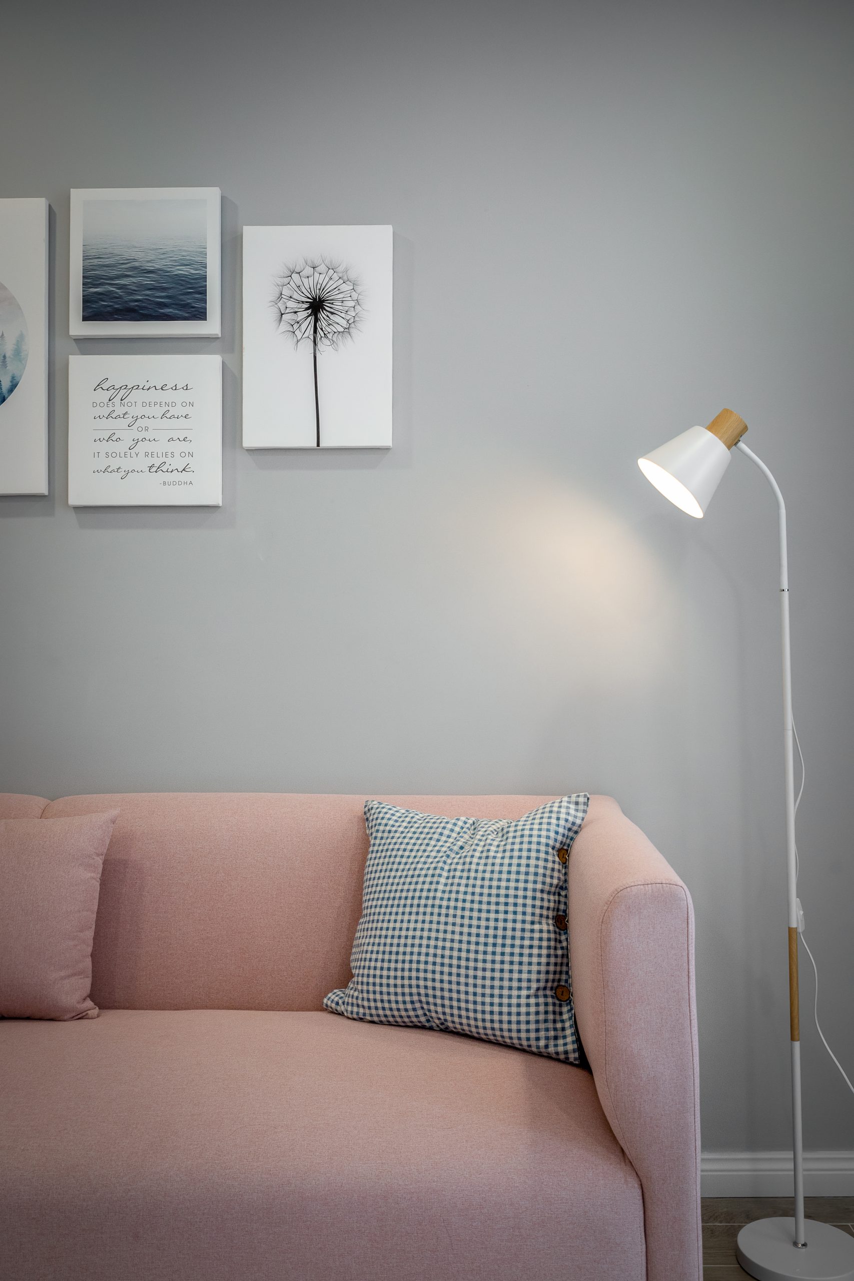 Bộ sofa sử dụng màu hồng phấn, không hề sến mà lại tạo ra cảm giác ấm áp