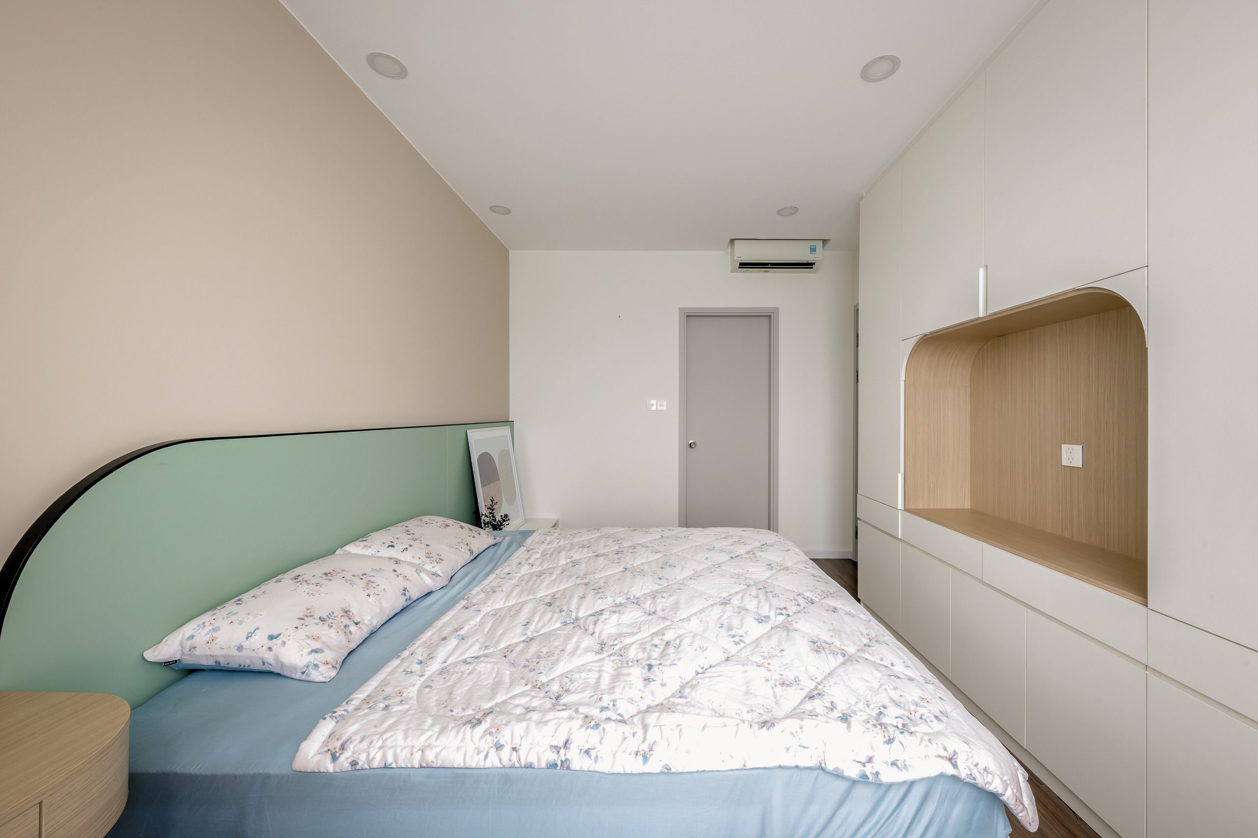 Phòng ngủ chính với gam màu phong cách Color Block