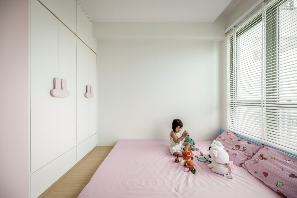 Căn phòng xinh xắn với những gam màu ngọt ngào như trắng, hồng, xanh chính là “lâu đài” nhỏ dành cho bé gái