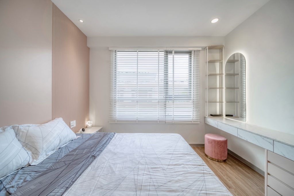 Phòng ngủ được thiết kế với gam hồng pastel sơn PU dưới dạng lam sóng