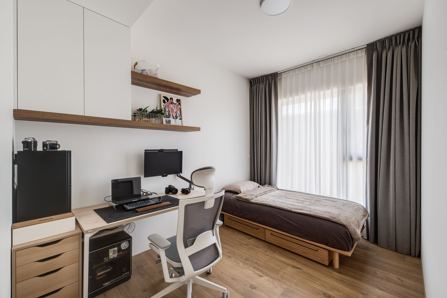 Phòng ngủ nhỏ tiết kiệm không gian kết hợp với không gian làm việc thoải mái