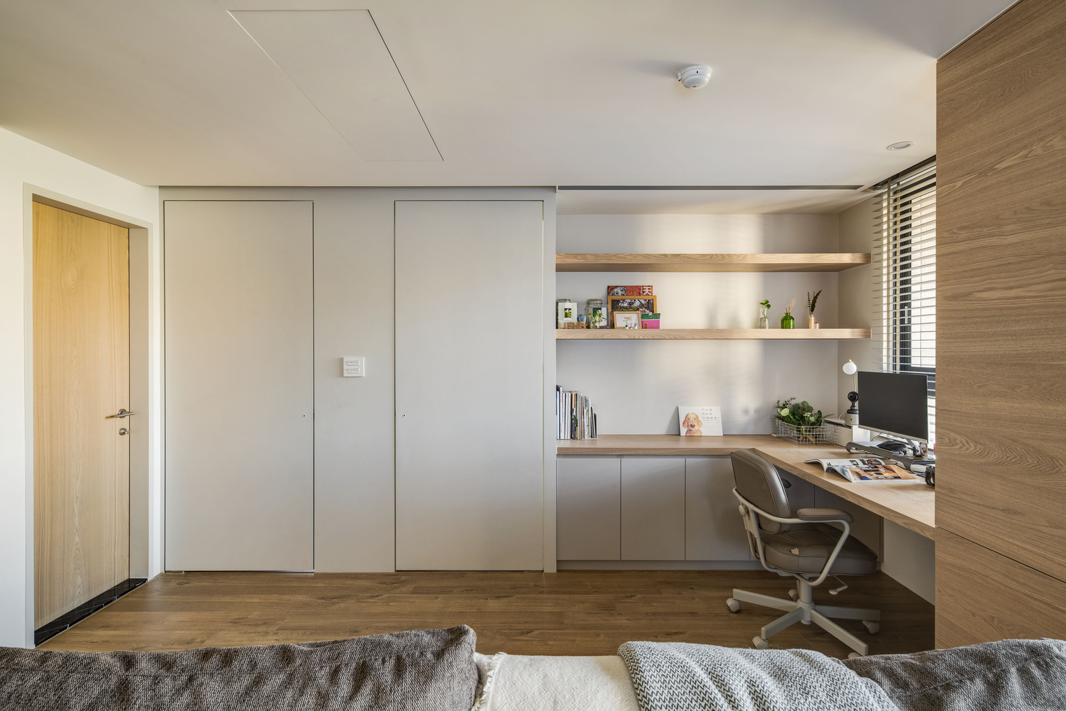 Mẫu tham khảo thiết kế chung cư hiện đại 2 phòng ngủ: Không gian làm việc