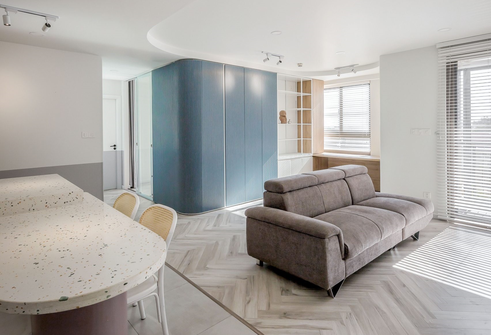 Phòng bếp thiết kế mở thông với phòng khách giúp không gian sinh hoạt rộng hơn