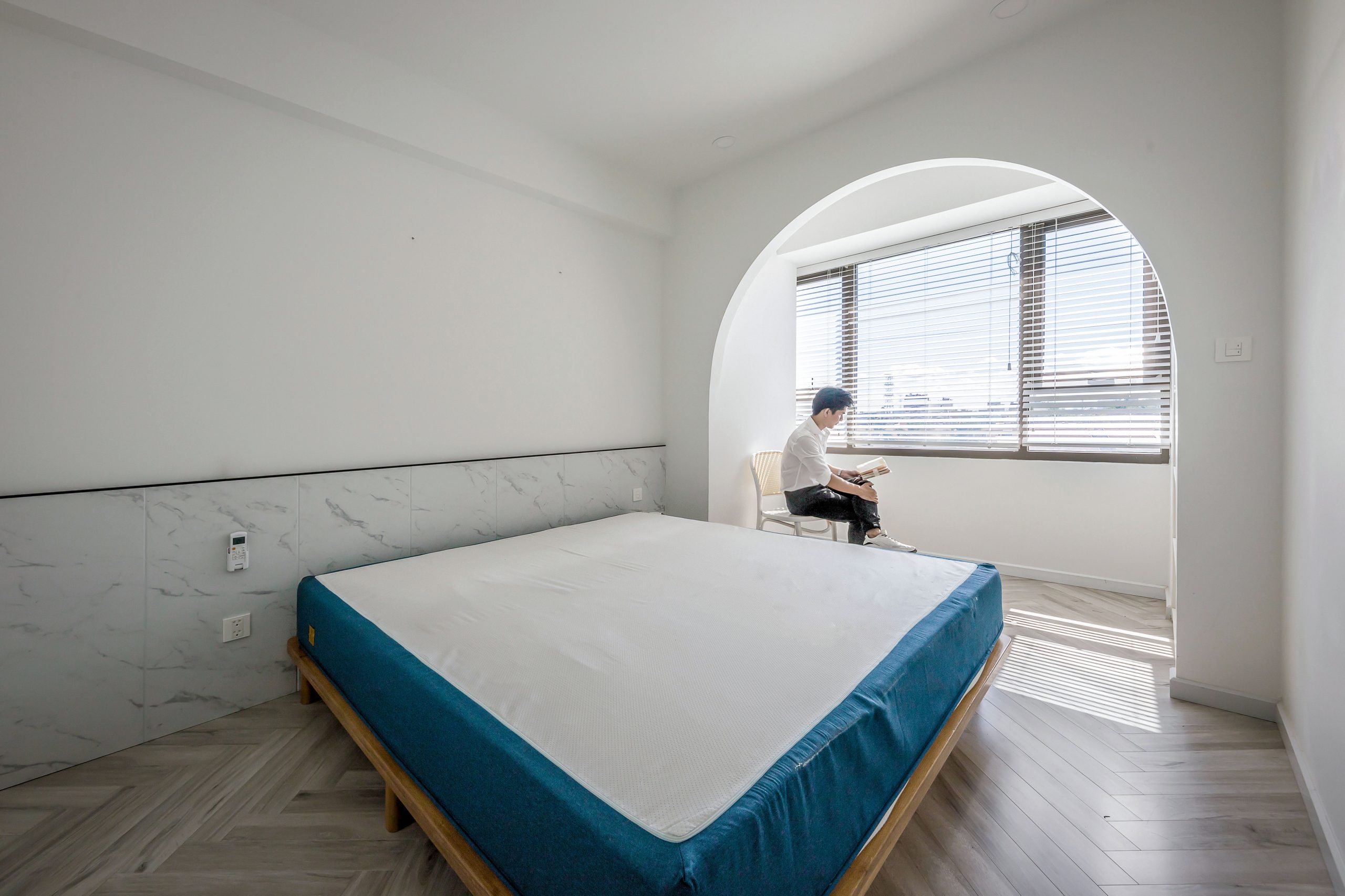 Phòng ngủ phong cách tối giản với giường ngủ và tường trắng