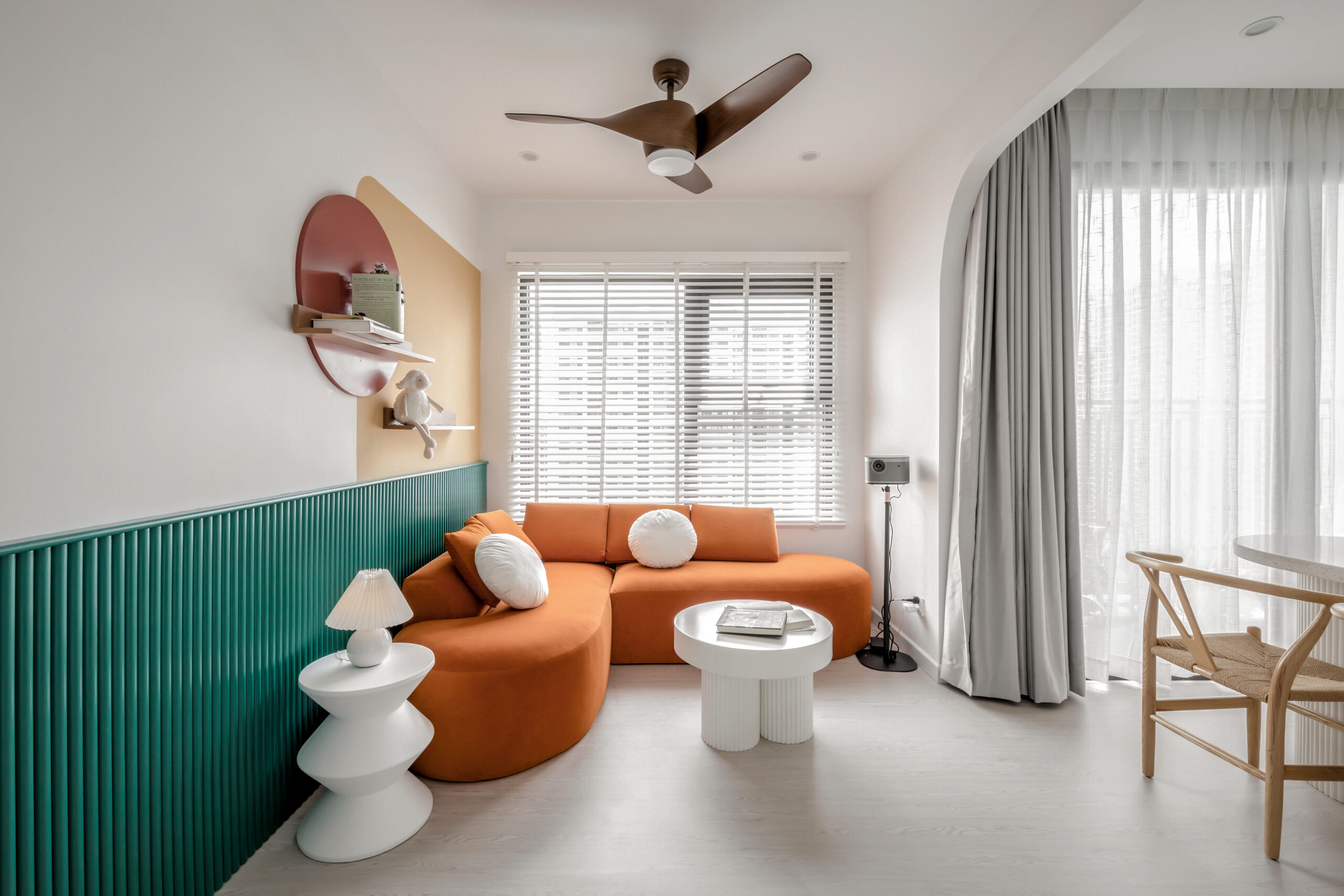 Sự kết hợp giữ tone cam hiện đại và tone xanh lá tạo sự nổi bật cho phòng khách