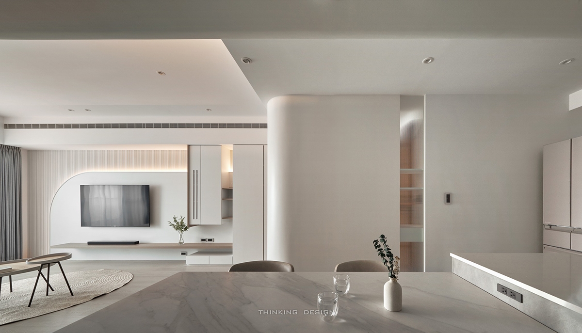 Thiết kế nội thất phòng khách màu trắng kem ấm cúng phong cách tối giản