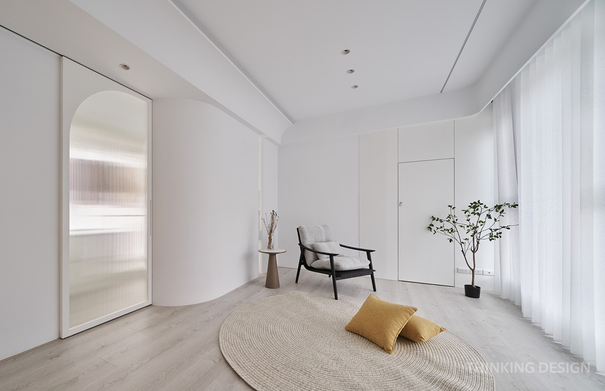 Thiết kế nội thất chung cư với tone màu trắng giúp không gian trông rộng rãi hơn
