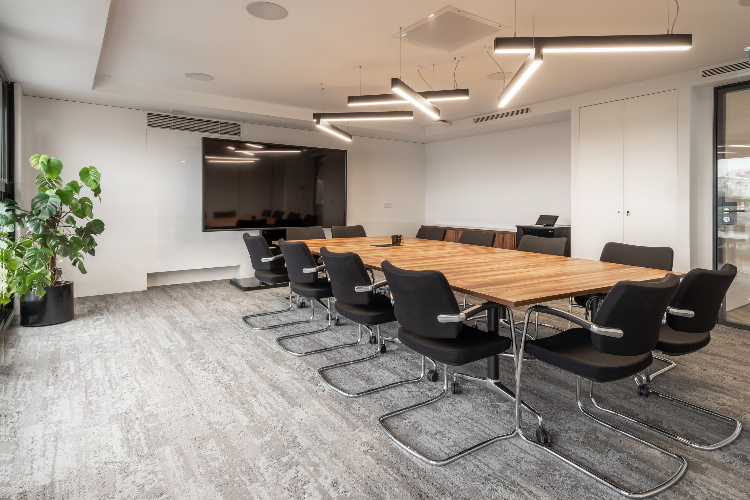 Thiết kế nội thất bố trí theo chiều dài không gian phòng họp công ty