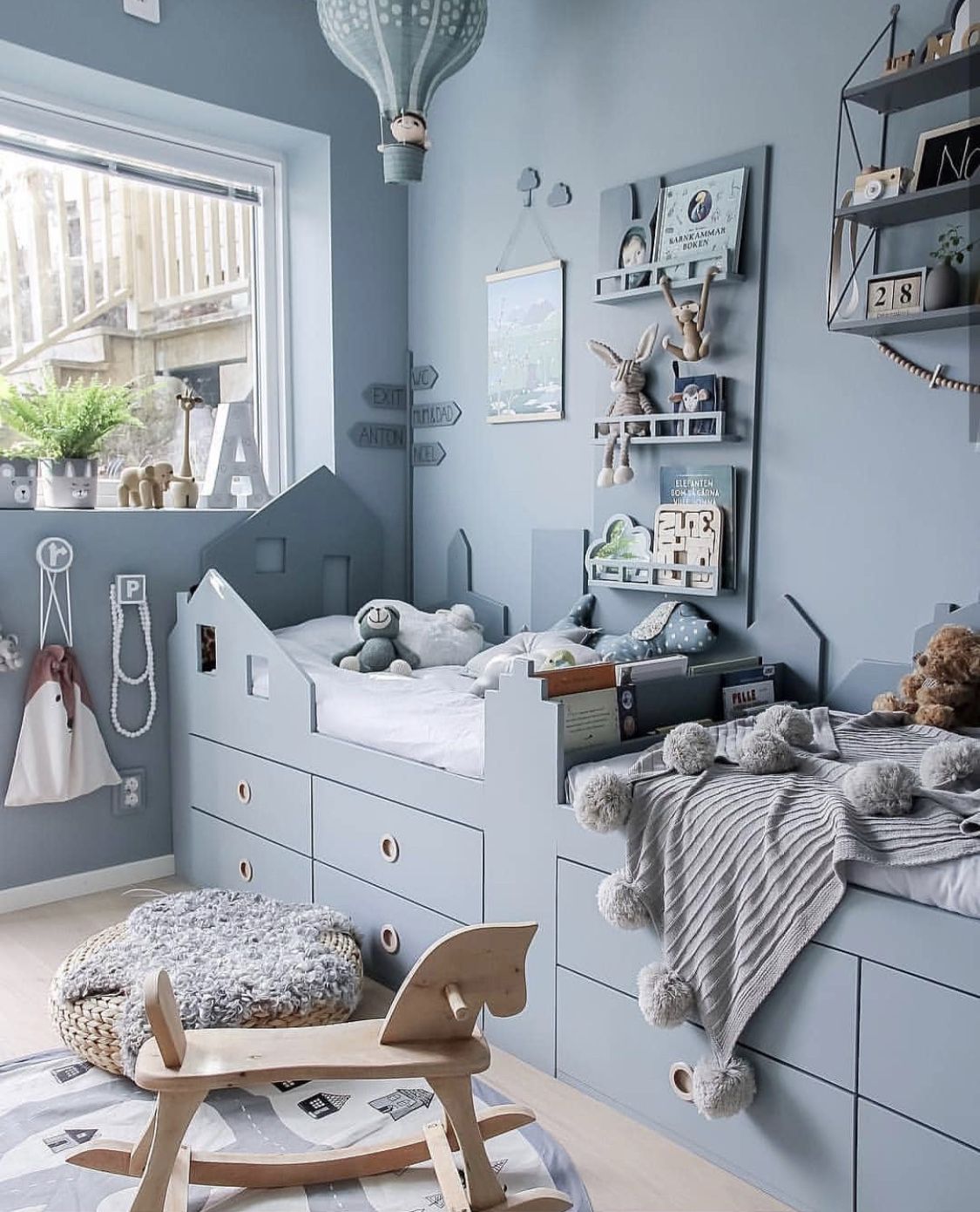 Phòng ngủ cho bé trai sinh đôi màu xanh đậm