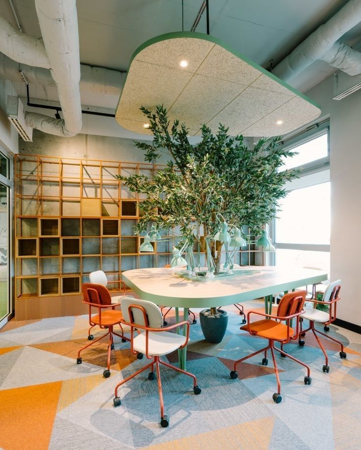 Thiết kế nội thất văn phòng có lối đi rộng rãi với gam màu chủ đạo cam - xanh
