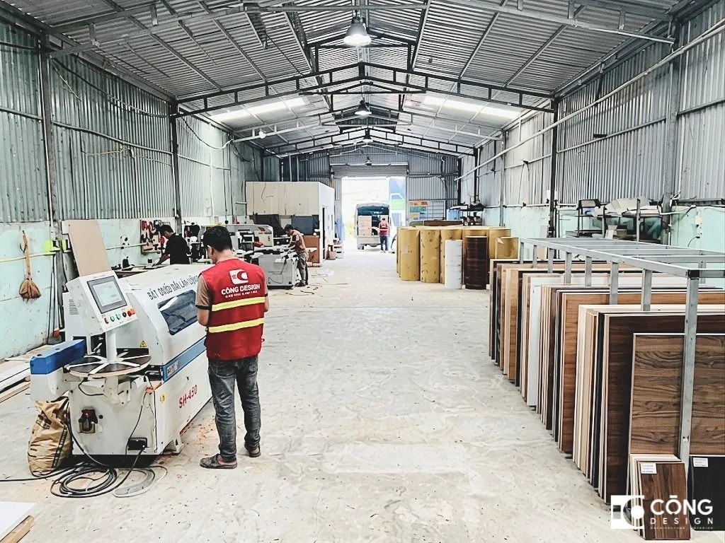 oàn cảnh xưởng sản xuất nội thất trực tiếp được trang bị hệ thống máy cắt CNC tự động của Cộng Design